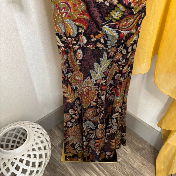 Salaam Floral V-Neck Midi Dress Size Medium - Picture 6 of 9